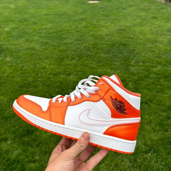 aj1 electro orange